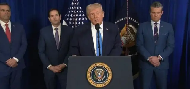 Tramp matbuot anjumanida nutq so'zlamoqda