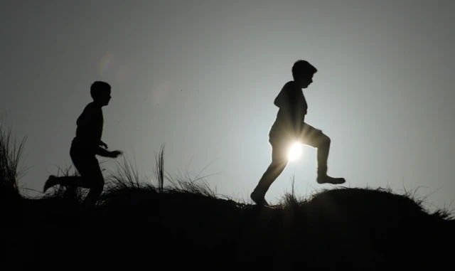 Onurğanın digər sümüklərdən daha sürətli uzanması uşaqlarda böyümə ağrılarına səbəb ola bilər.