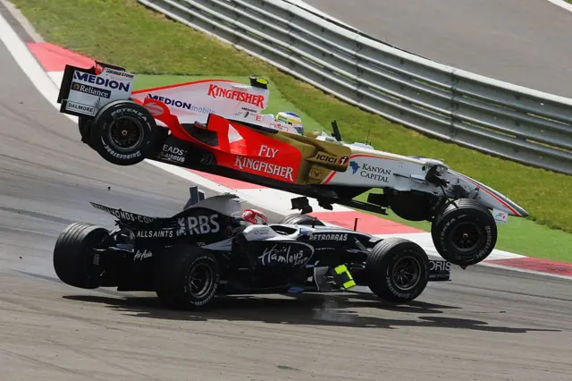 11 Mayıs 2008'de koşulan F1 İstanbul GP'sinde İtalyan Giancarlo Fisichella'nın kullandığı araç ilk virajda Japon pilot Kazuki Nakajima'nın aracının üzerinden uçarken
