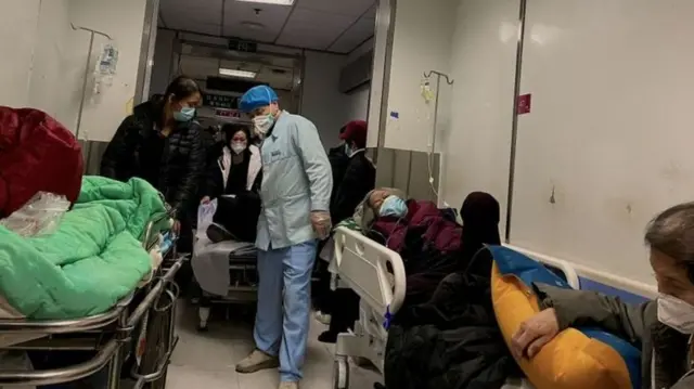Patients dans le couloir d'un hôpital.