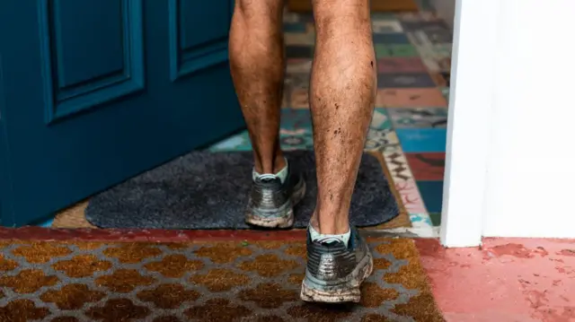 Hombre entrando a la casa con las zapatillas sucias.