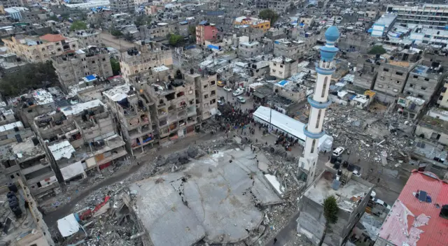 صورة بطائرة بدون طيار تظهر فلسطينيين يؤدون صلاة عيد الفطر على أنقاض مسجد الفاروق في رفح بجنوب قطاع غزة في 10 أبريل 2024.