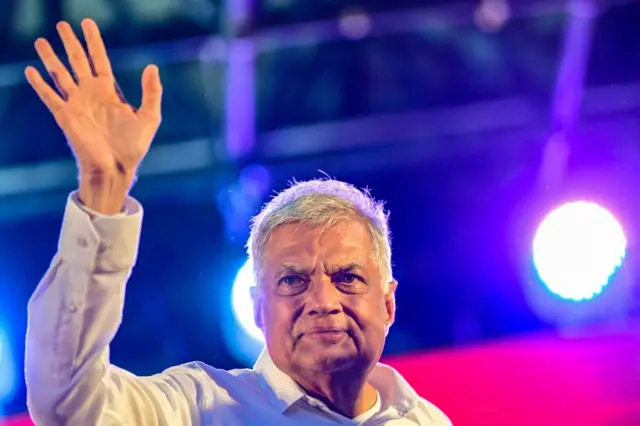 श्रीलंकेत आंदोलकांनी सत्तेतून खाली खेचलेलं राजपक्षे कुटुंब पुन्हा सत्ता काबीज करण्याच्या प्रयत्नात