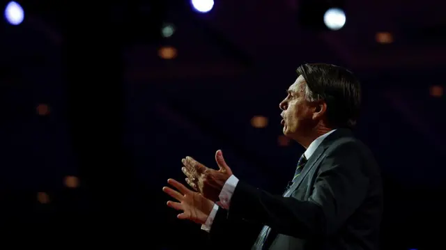Bolsonaro gesticulando enquanto discursa em evento