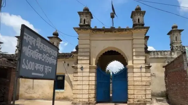 নবাব মীর জাফরের পরিবারের ১১০০ সদস্যের কবরস্থান