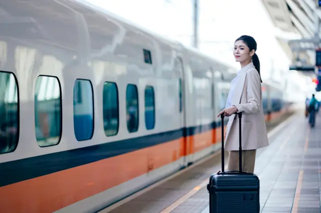 一名台灣女性在等待搭乘高鐵。
