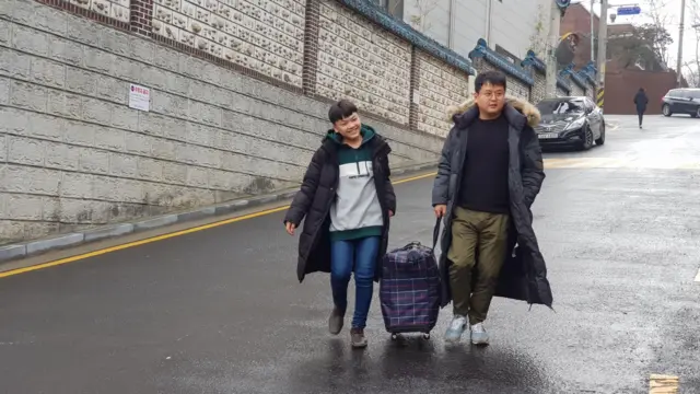 2019 年，金城在首尔与养父一同抵达他的新家。