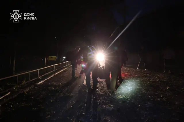 рятувальники несуть постраждалого