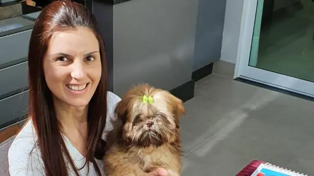 Isabel com a cachorra da família, Cacau