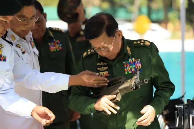 ၂၀၂၃ ခုနှစ် နှစ်စပိုင်းမှာ သံတွဲမြို့အနီးရှိ နယ်မြေခံပင်မရေငုပ်နှင့်ဆယ်ယူရေးတပ်မှာတွေ့ရတဲ့ စစ်ခေါင်းဆောင် ဗိုလ်ချုပ်မှူးကြီးမင်းအောင်လှိုင် 