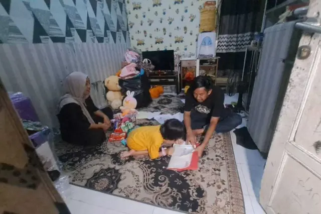 BR (4) yang tengah asik bermain bersama sang ayah Dwi Nurmas (34) di kediamannya di kawasan Kecamatan Rappocini, Kota Makassar, Sulawesi Selatan (Sulsel), Selasa (11/11/2025) malam.