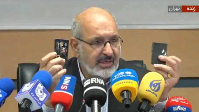 رئیس سازمان سنجش در یک مصاحبه مطبوعاتی تلویزیونی شیوه‌ها و ابزار تقلب را نشان می‌دهد