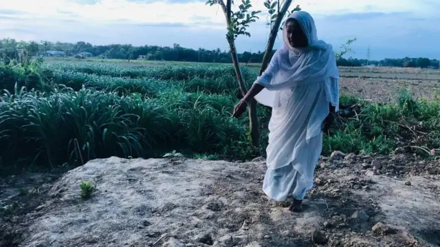 Моншадағы порно: екі жігіт қызды сиқыған