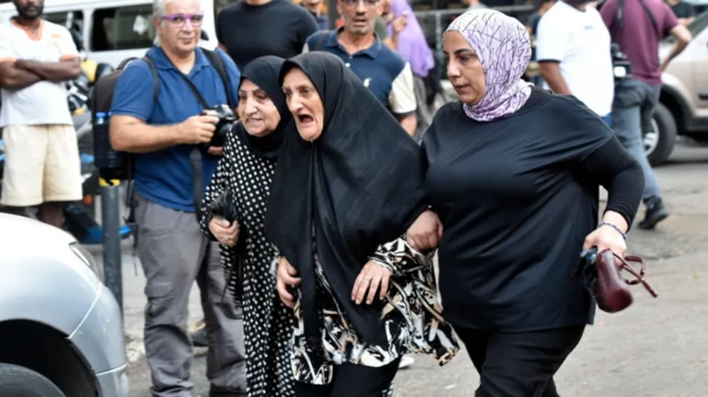 Des femmes marchent dans une rue