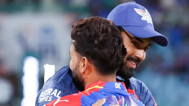 साल 2024 में दिल्ली कैपिटल्स के तत्कालीन कप्तान ऋषभ पंत और लखनऊ सुपर जायंट्स के तत्कालीन कप्तान केएल राहुल एक मैच के बाद गले मिलते हुए