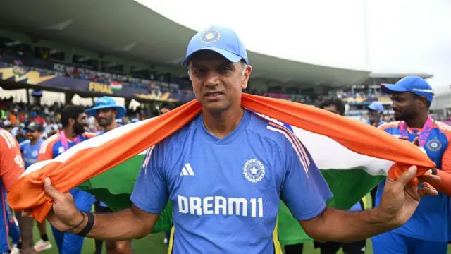 ‘சரிந்த அதே மண்ணில்’ சாதித்த டிராவிட் : வீரராக, பயிற்சியாளராக பயணித்த கதை