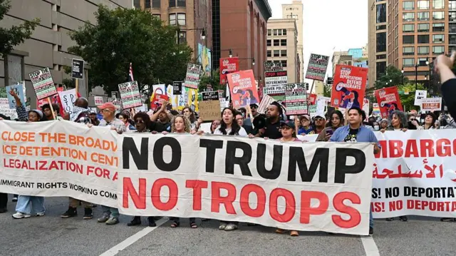تظاهرات در شیکاگو در اعتراض به سیاست‌های مهاجرتی دونالد ترامپ همزمان با تهدید او برای اخراج های بیشتر در این ایالت 

