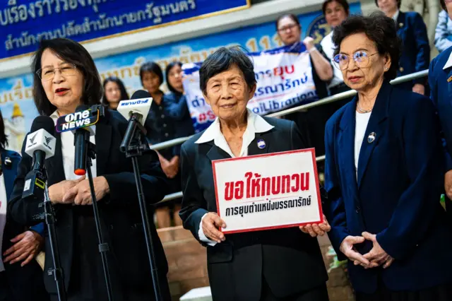 นายกสมาคมห้องสมุดแห่งประเทศไทยฯ นำทีมเข้ายื่นหนังสือถึงนายกฯ ผ่านศูนย์รับเรื่องราวร้องทุกข์ของรัฐบาล 1111 เพื่อขอให้ทบทวนการยุบตำแหน่งบรรณารักษ์ในภาคราชการ เมื่อ 24 ส.ค.