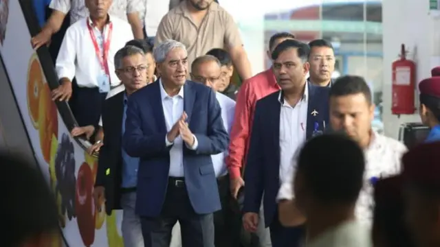 स्वदेश फर्कने क्रममा त्रिभुवन विमानस्थलमा आइपुगेका शेरबहादुर देउवा