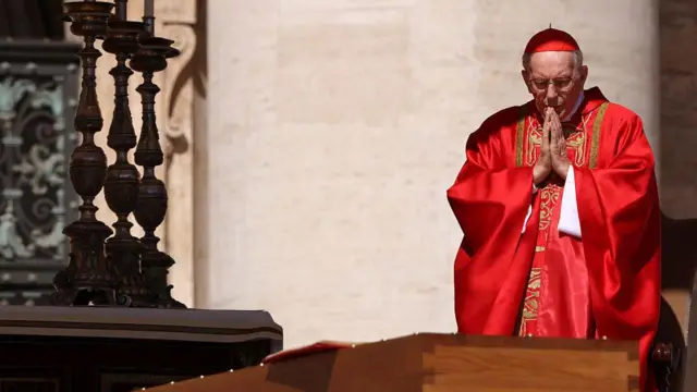 Кардинал Джованни Баттиста Ре молится у гроба папы Франциска.