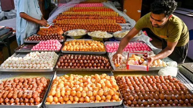 2 துண்டுகள் குலாப் ஜாமூனில் 350 கலோரி உள்ளது.