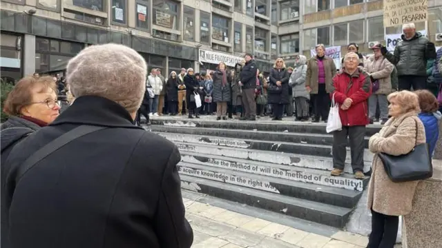 Пензионери су са студентима на Студентском тргу одали су 15-минутну пошти страдалима у новосадској трагедији