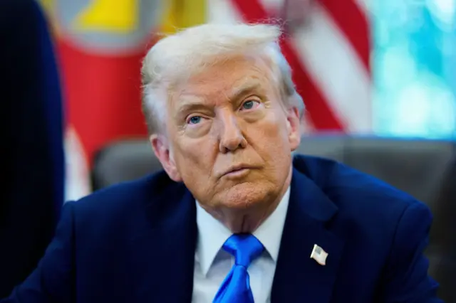 Трамп задумливо дивиться на журналістів