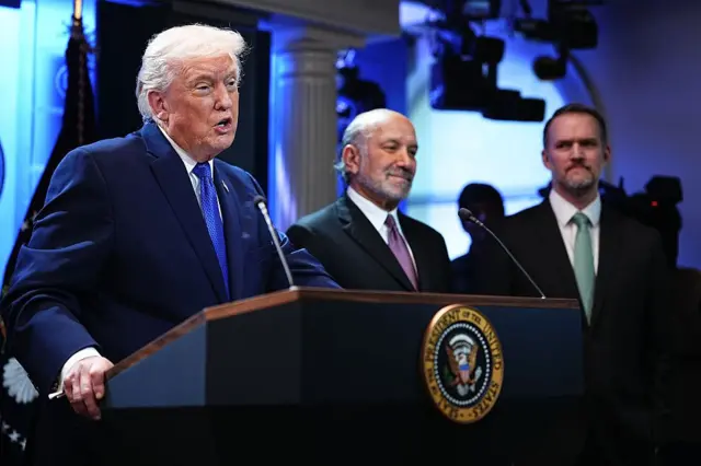 Tổng thống Mỹ Donald Trump và Đại diện Thương mại Mỹ, ông Jamieson Greer (phải) - người chỉ đạo cuộc điều tra thương mại đối với Việt Nam - tại một cuộc họp báo ở Nhà Trắng tháng 2/2026