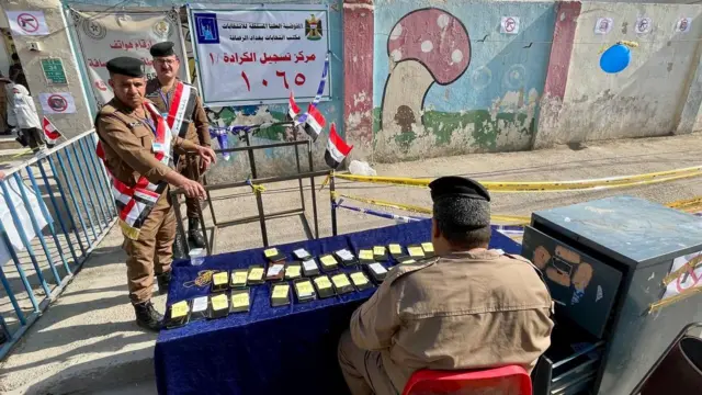 ماموران امنیتی عراق در یک حوزه رای‌گیری