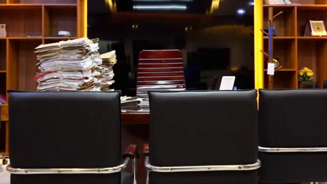 স্বাস্থ্য অধিদপ্তরে শীর্ষ কর্মকর্তারা ঢুকতে পারছেন না। টেবিলে ফাইলের স্তূপ 