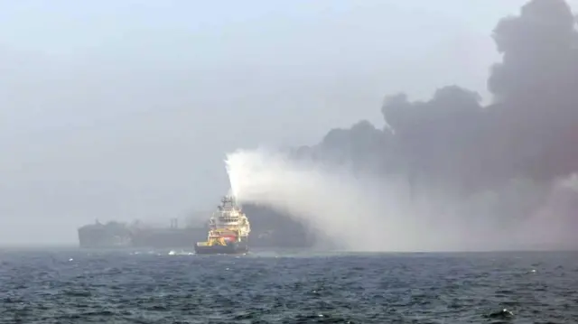 Spasilačke ekipe gase požar na zapaljenom tankeru posle nesreće