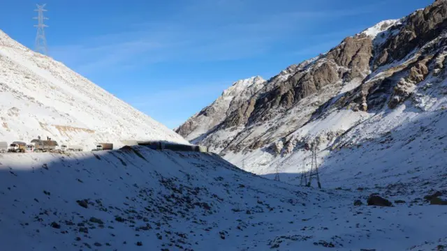 یک منطقه کوهستانی که قسما پوشیده از برف است.