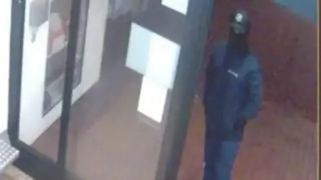 تصویر دوربین مداربسته از یک مرد که چهره‌اش را پوشانده است