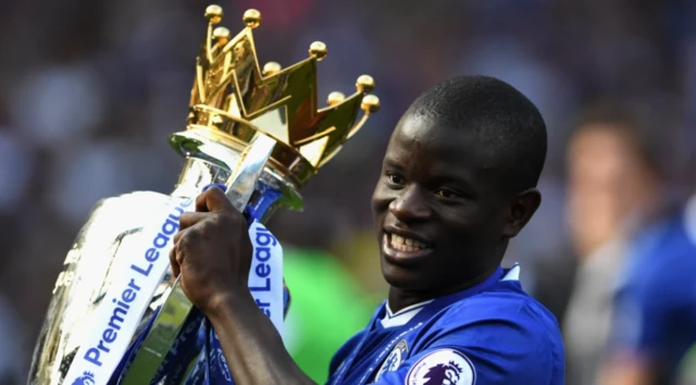 N'Golo Kante, İngiltere'de ikinci lig şampiyonluğunu Chelsea formasıyla 2016-2017 sezonunda yaşadı 