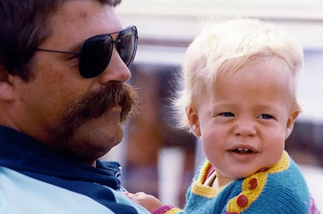 Ông Jan chụp ảnh cùng con trai năm 1982