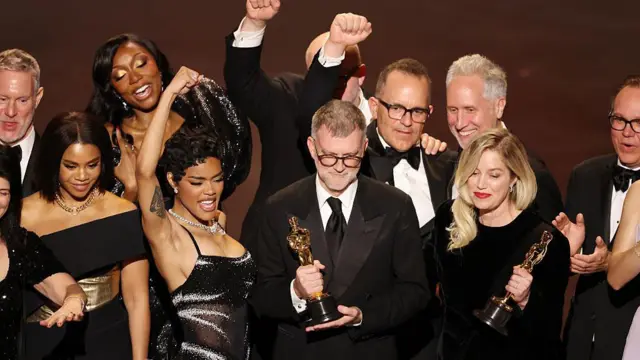 98-а щорічна церемонія вручення премії «Оскар»
Пол Томас Андерсон і Сара Мерфі отримують премію «Оскар» за найкращий фільм «Одна битва за іншою» під час 98-ї щорічної церемонії вручення премії «Оскар», організованої Академією кінематографічних мистецтв і наук у театрі «Долбі» в Голлівуді, Каліфорнія, у неділю, 15 березня 2026 року.