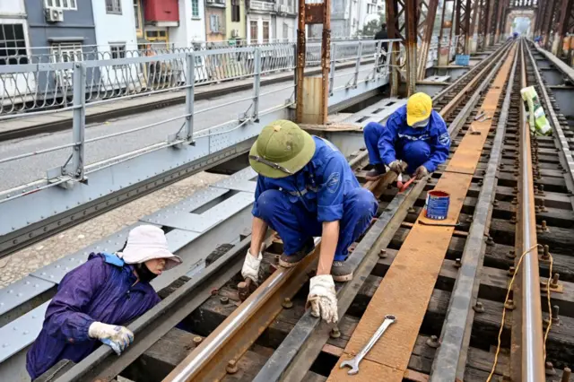 Công nhân sửa chữa, bảo dưỡng đường sắt trên cầu Long Biên, Hà Nội vào tháng 2/2024.