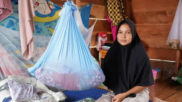 Nurul bersama anaknya, warga Desa Geudumbak, Kecamatan Langkahan, Kabupaten Aceh Utara.