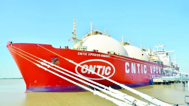 သီလဝါဆိပ်ကမ်း၌ ဆိုက်ကပ်ထားသည့် သဘာဝဓာတ်ငွေ့ရည် သိုလှောင်သင်္ဘော (ပုံဟောင်း)