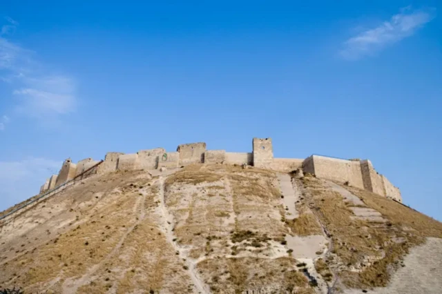 نمای دور از یک قلعه روی تپه