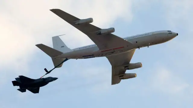 یک هواپیمای سوخت‌رسان در حال سوخت رسانی به یک جت جنگی