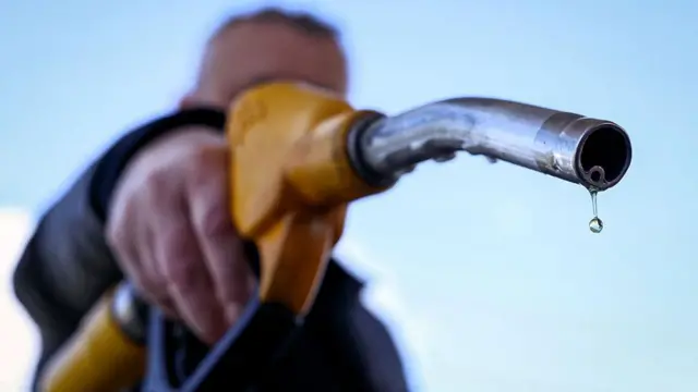 یک نازل بنزین که قطره‌ای بنزین از آن در حال چکیدن است