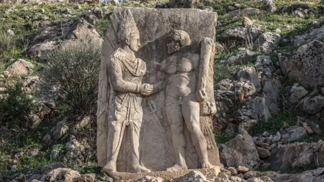 గ్రీకుల కాలంలో హెర్క్యులస్తో యాంటియోకస్ 1 కరచాలనం చేస్తున్నట్లు చెక్కిన శిల్పం