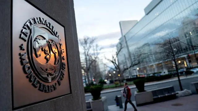 IMF binası girişi