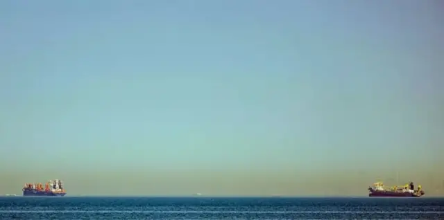 افق دریا و دو کشتی باری بر گستره آن