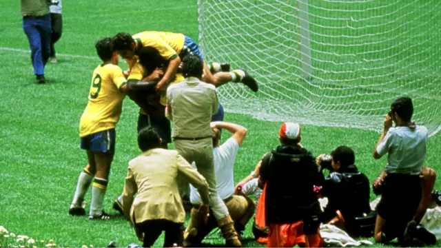 የታሪካዊው የብራዚል ቡድን ተጫዋቾች በ1970ው የዓለም ዋንጫ ከ30 ሰከንድ ጥቂት ከፍ ባለ ጊዜ ውስጥ ኳስ ተቀባብለው ግብ ካስቆጠሩ በኋላ ደስታቸውን ሲገልጹ...