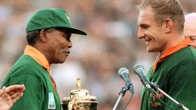 Nelson Mandela yari prezida wa Afrika y'Epfo igihe Francois Pienaar yashikana umugwi nserukiragihugu ku ntsinzi mu gukombe c'isi ca Rugby co mu 1995
