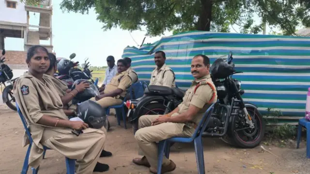 ગામમાં તહેનાત પોલીસ