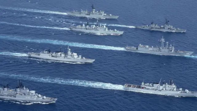 ১৯৯২ সালের ৩০ শে এপ্রিল আড্রিয়াটিক সাগরে ছয়টি যুদ্ধজাহাজ সারিবদ্ধভাবে চলছে।  নীল সমুদ্রে সাদা ঢেউয়ের রেখা তৈরি করেছে জাহাজগুলো, যাকে লাঙ্গমুইর সার্কুলেশন বলা হয়