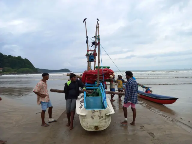 වැල්ලේ මාදැල් දමන බෝට්ටු කිහිපයක් ඇත. එක් ධීවර බෝට්ටුවකට දිනක් බැගින් මා දැල් එලීම සඳහා දෙවට වැල්ලේ ධීවරයන් දින වෙන් කරගෙන ඇත. 